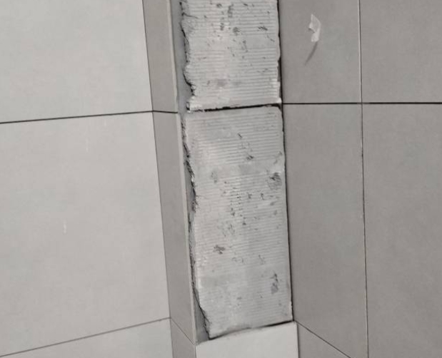 呼和浩特市瓷砖空鼓维修公司分享下瓷砖施工前基层浇水润湿程度不足，可能导致以下问题